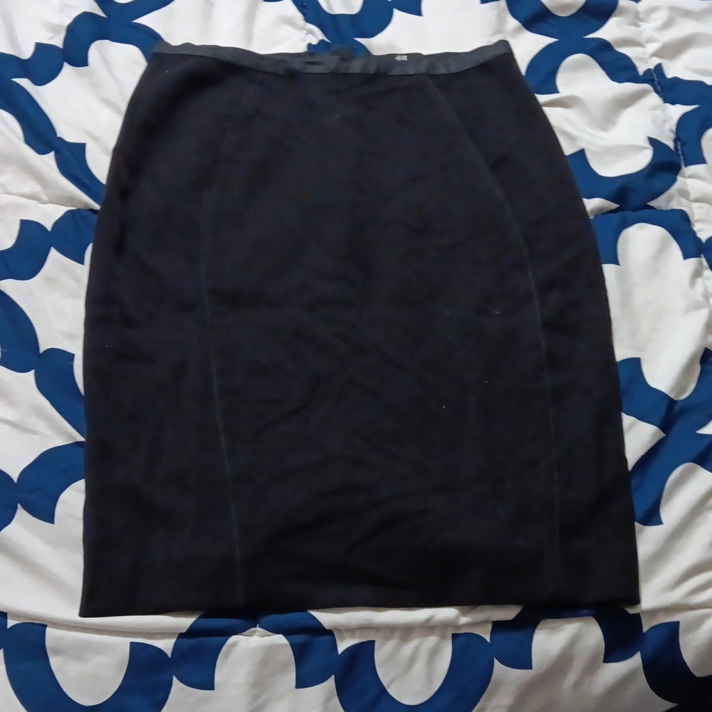 H&M mini pencil skirt with zip and clasp in back and 5in slit